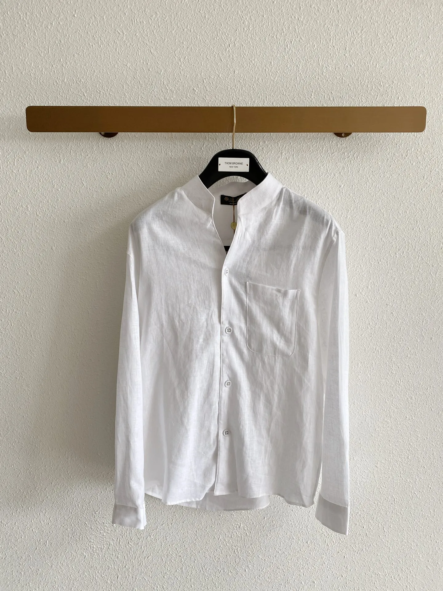 Loro Piana Linen Shirt Fabric: 100% dew linen, the original linen has clear texture, no excess coating, light and breathable, the core fabric for spring and summer, with natural distressed wrinkles, suitable for the relaxed old money style. Style and tailoring: Chinese-style small stand-up collar (Zhongshan stand-up collar), which weakens the toughness of traditional shirts, modifies the neck, and does not highlight the face; Slightly loose straight cut, not tight or pressing, suitable for wearing alone or stacking a vest; Square patch pocket on the left chest, simple and practical, no redundant printed logo, taking a minimalist and low-key route; Regular long-sleeved cuffs can be rolled up to create a casual atmosphere. Color selection: Three colors (primary hemp Beige, pure white, matte black), covering all commuting and leisure scenes. Style positioning: New Chinese style casual, Italian light business, daily relaxed wear, same style unisex version for men and women. Sizes:M-4XL